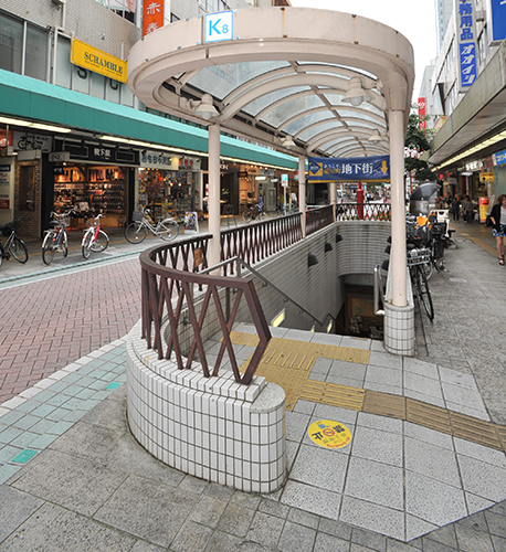 静岡駅地下K8出口をでて、まっすぐ歩きます。